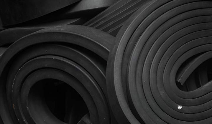 Nos produits en caoutchouc sont obtenues par extrusion.